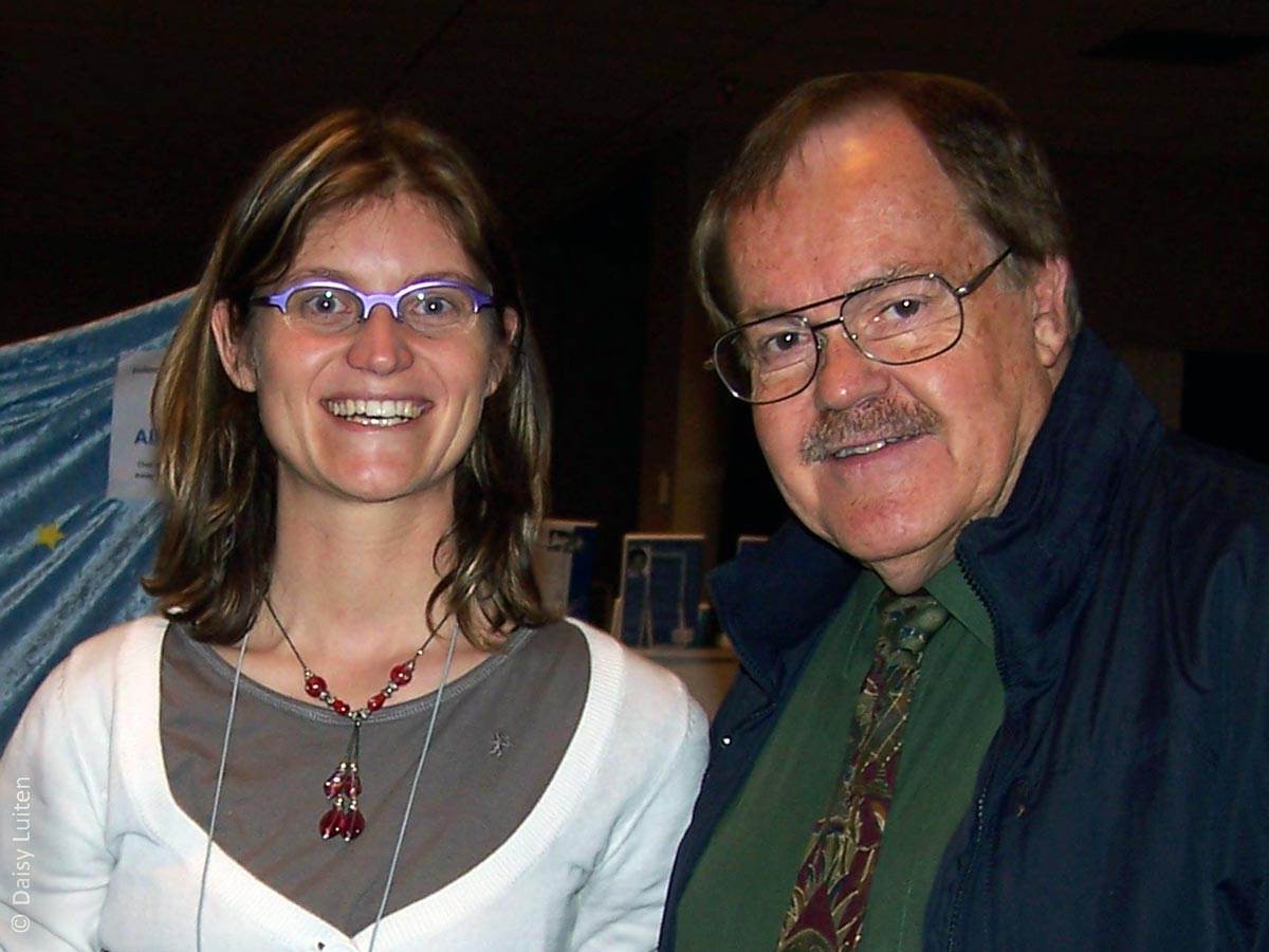 Foto_J_William_Worden_Daisy_Luiten_Alle_Sterren_Van_De_Hemel_All_the_Stars_Above_close-up_1200x900 Daisy Luiten en professor J. William Worden tijdens hun ontmoeting in Amerika.
