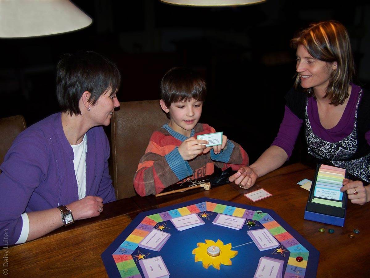 Session_All-the_Stars-Above_therapeutic_bereavement_game_with_a_family_1_Daisy-Luiten1200x900 Sessie waarin Daisy Luiten Alle Sterren Van De Hemel gebruikt met een gezin