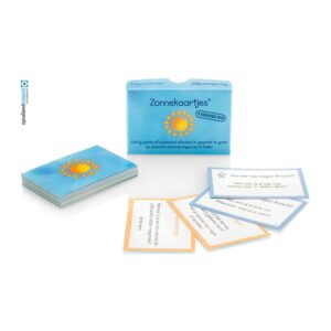In het midden staat een rechthoekig lichtblauw doosje met daarop afgebeeld een stralende geel oranje gekleurde zon. Onderop het doosje staat de tekst: Om bij ziekte of naderend afscheid in gesprek te gaan en dierbare herinneringen op te halen. Links van het doosje ligt een stapel lichtblauwe Zonnekaartjes met dezelfde stralende zon als op het doosje. Voor het doosje liggen 4 omgedraaide vragenkaartjes om te beantwoorden. Vragen die leesbaar zijn zijn: Wat zou jij graag nog samen met ... willen doen? Waar put jij kracht uit? Waardoor voel jij je sterk? en Herinner jij je een fijne vakantie die jullie samen hebben meegemaakt? Vertel eens.