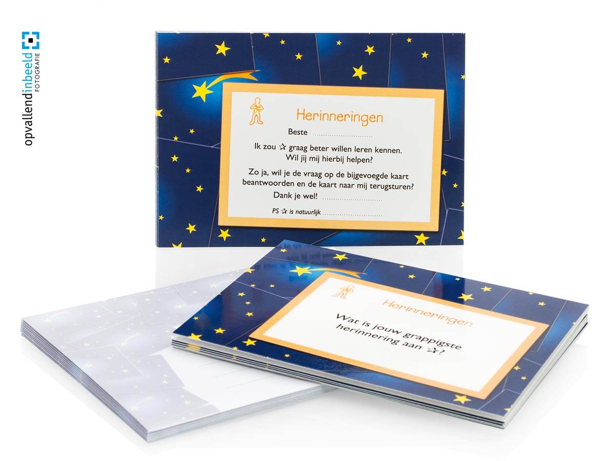 Een stapeltje donkerblauwe postkaarten met gele sterren, met daarop afgebeeld een vragenkaart, ligt schuin over een stapeltje licht gekleurde enveloppen. Ernaast staat een uitlegkaart. Op de afgebeelde vragenkaart staat de vraag: Wat is jouw grappigste herinnering aan *? Als je iemand wilt vragen deze vraag voor jou te beantwoorden kun je de uitlegkaart meesturen. Hierop staat: Beste ... Ik zou * graag beter willen leren kennen. Wil jij mij hierbij helpen? Zo ja, wil je de vraag op de bijgevoegde kaart beantwoorden en de kaart naar mij terugsturen? Vervolgens is er ruimte om je naam in te vullen na de tekst: Dank je wel. En onderaan staat: PS * is natuurlijk.... met een invul veld om de naam van jouw dierbare op te schrijven. Bijzondere post die uitnodigt om herinneringen te delen over een overleden dierbare.